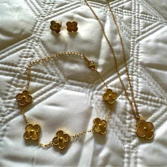 4 Leaf Clover / Flower Necklace, Earrings, Bracelet Set in Gold - Picture 2 of 7